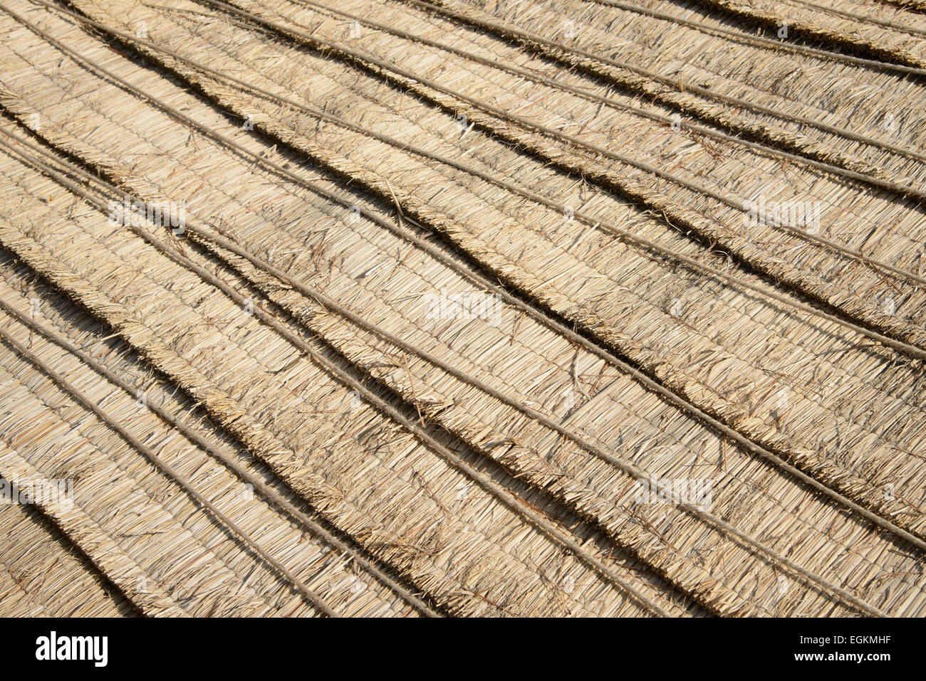 Primo piano della stuoia di paglia legato con corda sottile Foto Stock