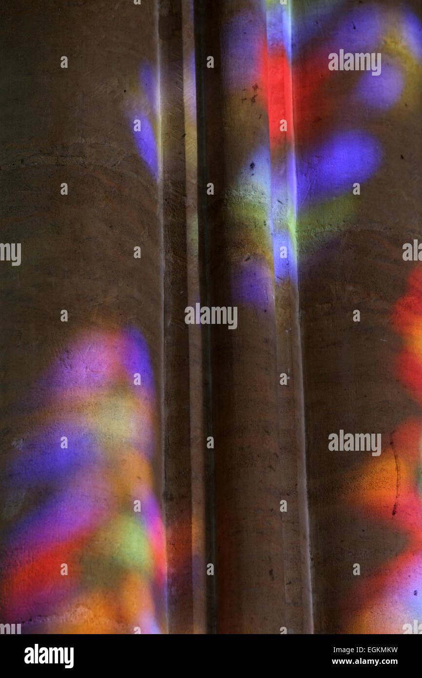 Psichedelia colorata colorata luce dalla finestra di vetro colorato proiettato sul pilastro all'interno della Sagrada Familia Foto Stock