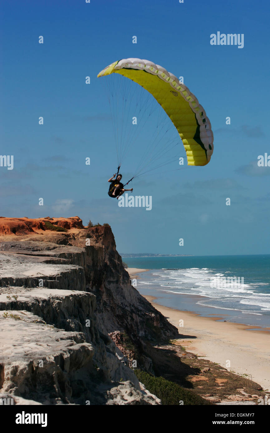 Pilota di volare lungo le scogliere a Pipa in Brasile Foto Stock