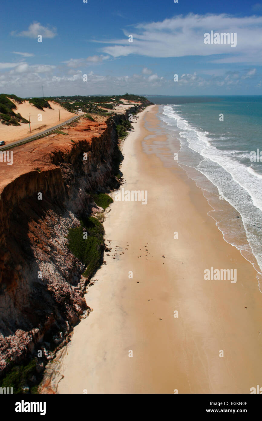 Fotografia aerea guardando verso il basso vuoto spiaggia vicino a Pipa, Brasile Foto Stock