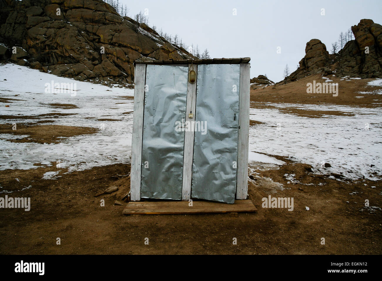 MONGOLIA piccolo wc esterno sulla buca di latrina d'inverno. Foto Stock