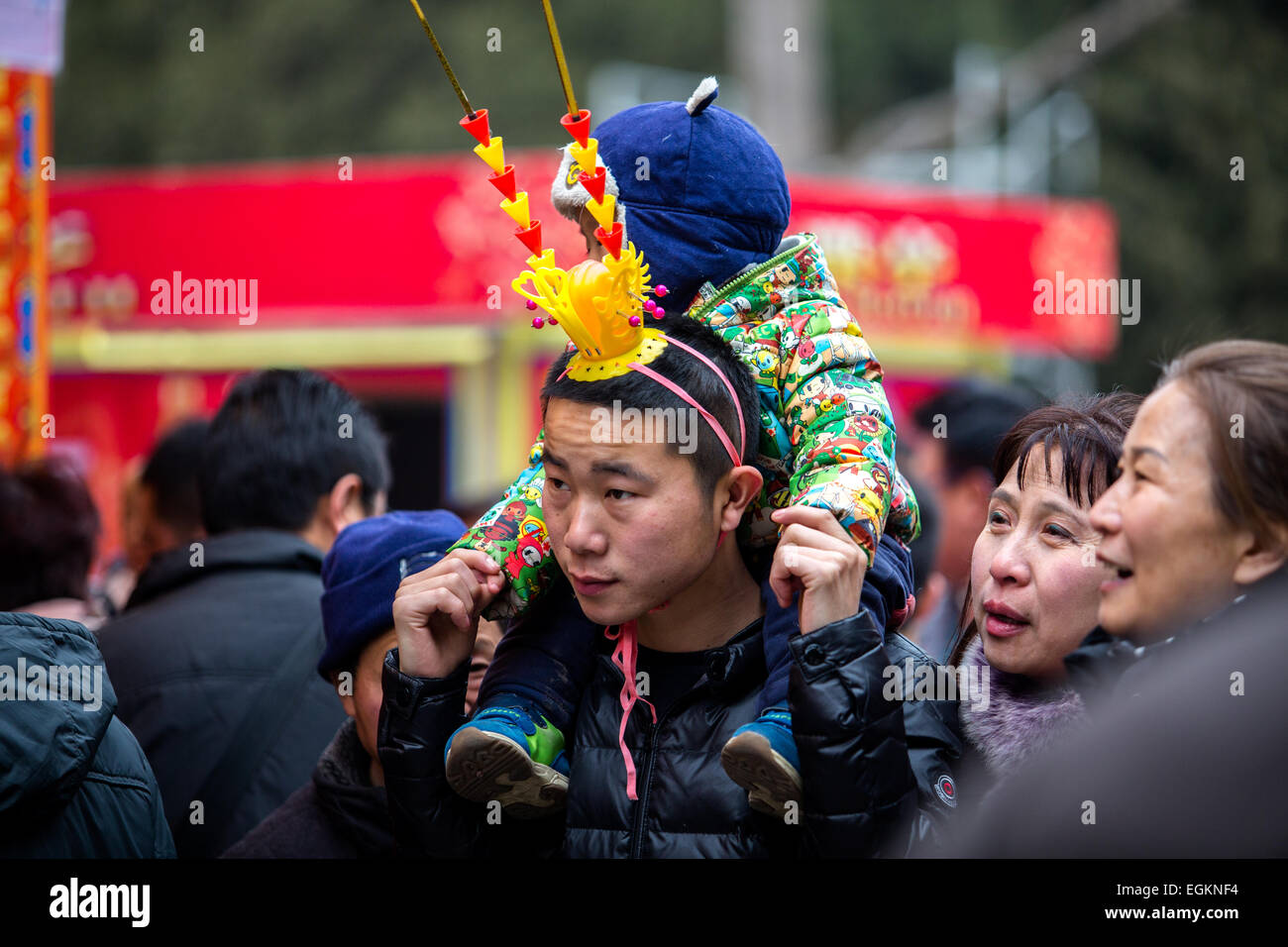 Il bambino si siede sul suo padre in spalla Beijing Ditan fiera del tempio. Foto Stock