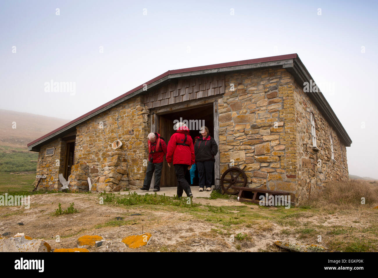 Atlantico Sud, Falklands, nuova isola, i turisti a Barnard Edificio, island museum Foto Stock