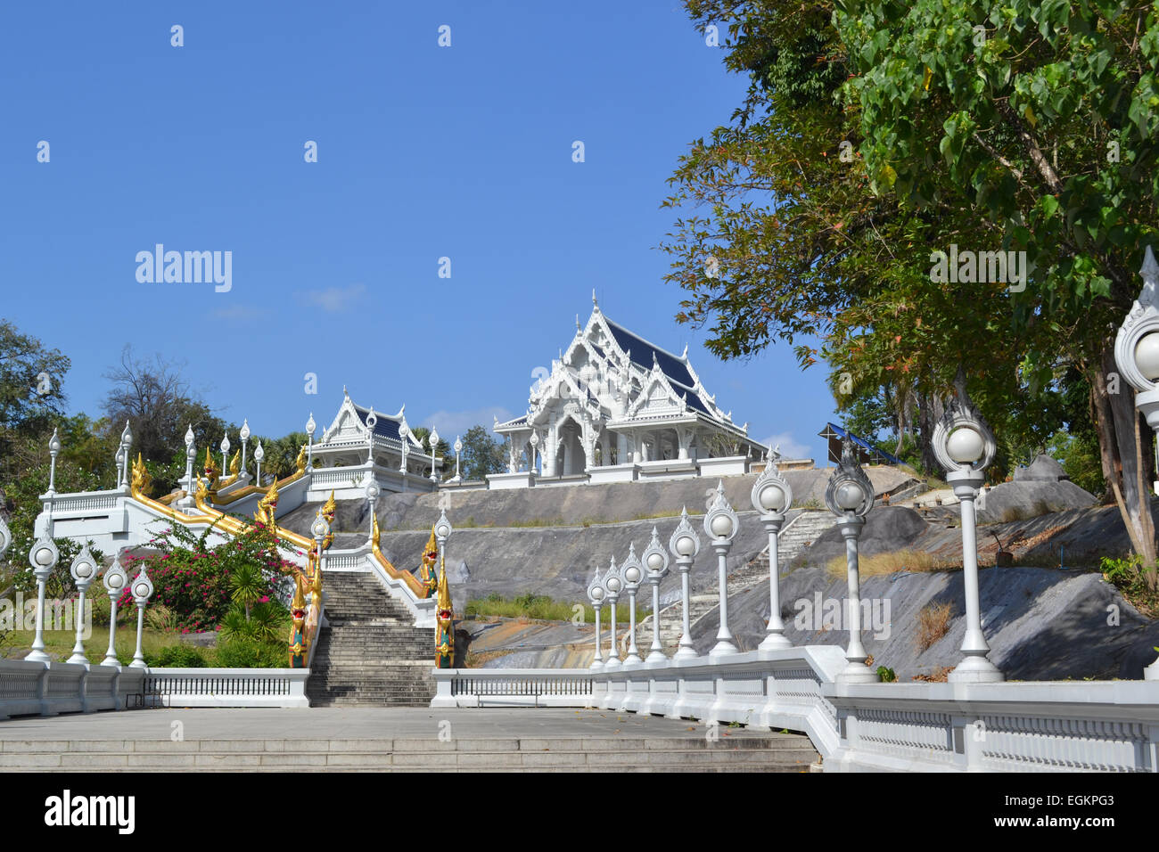 Il bianco tempio buddista - Wat Kaew Waram Kora in Krabi Town City Centre Foto Stock