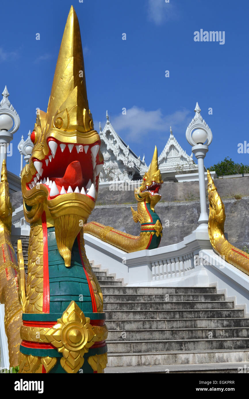 Il bianco tempio buddista - Wat Kaew Waram Kora in Krabi Town City Centre custode serpente ai piedi della scalinata Foto Stock