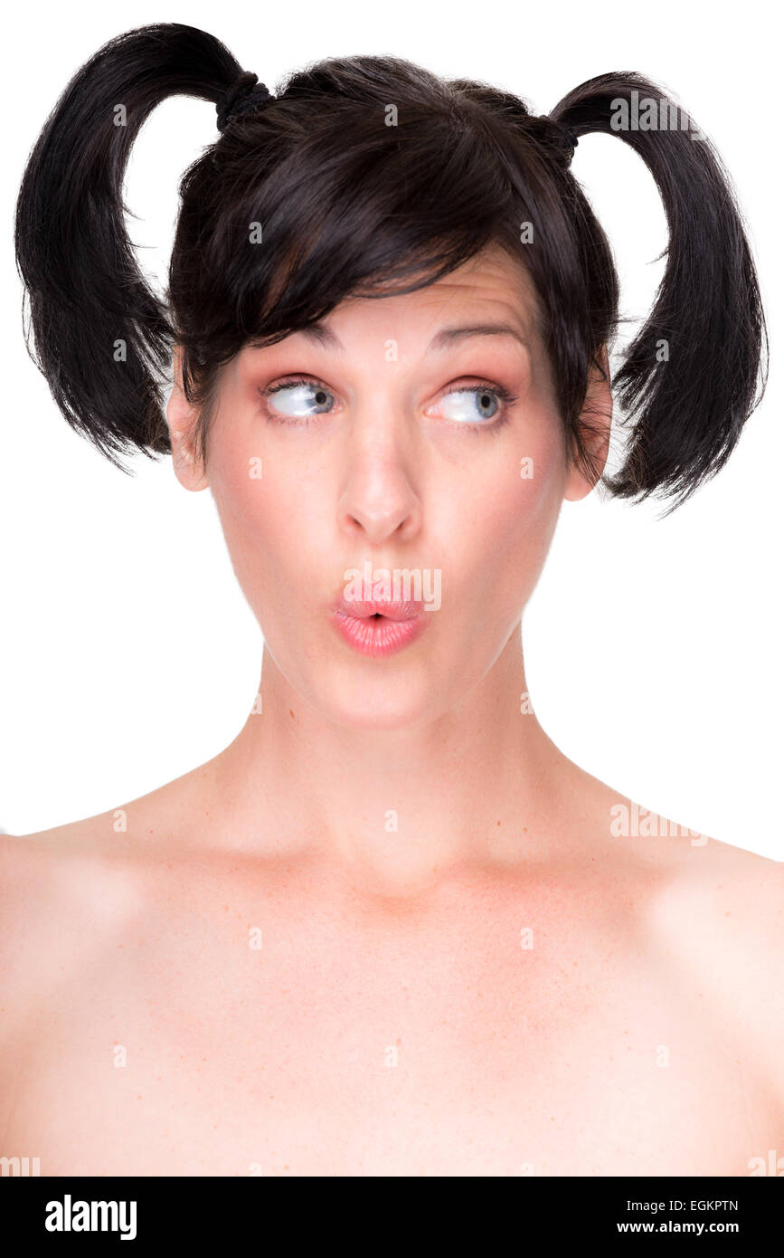 Ritratto di giovane e bella donna con divertente espressione facciale, isolato su bianco Foto Stock