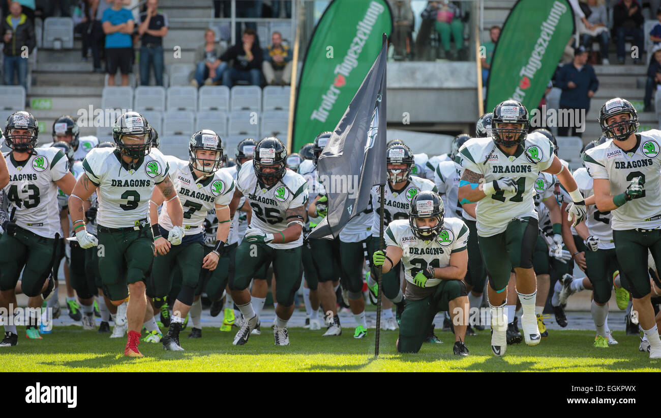INNSBRUCK, Austria - 12 luglio 2014: Il team del Danubio Dragons corre sul campo prima di un austriaco Football League. Foto Stock