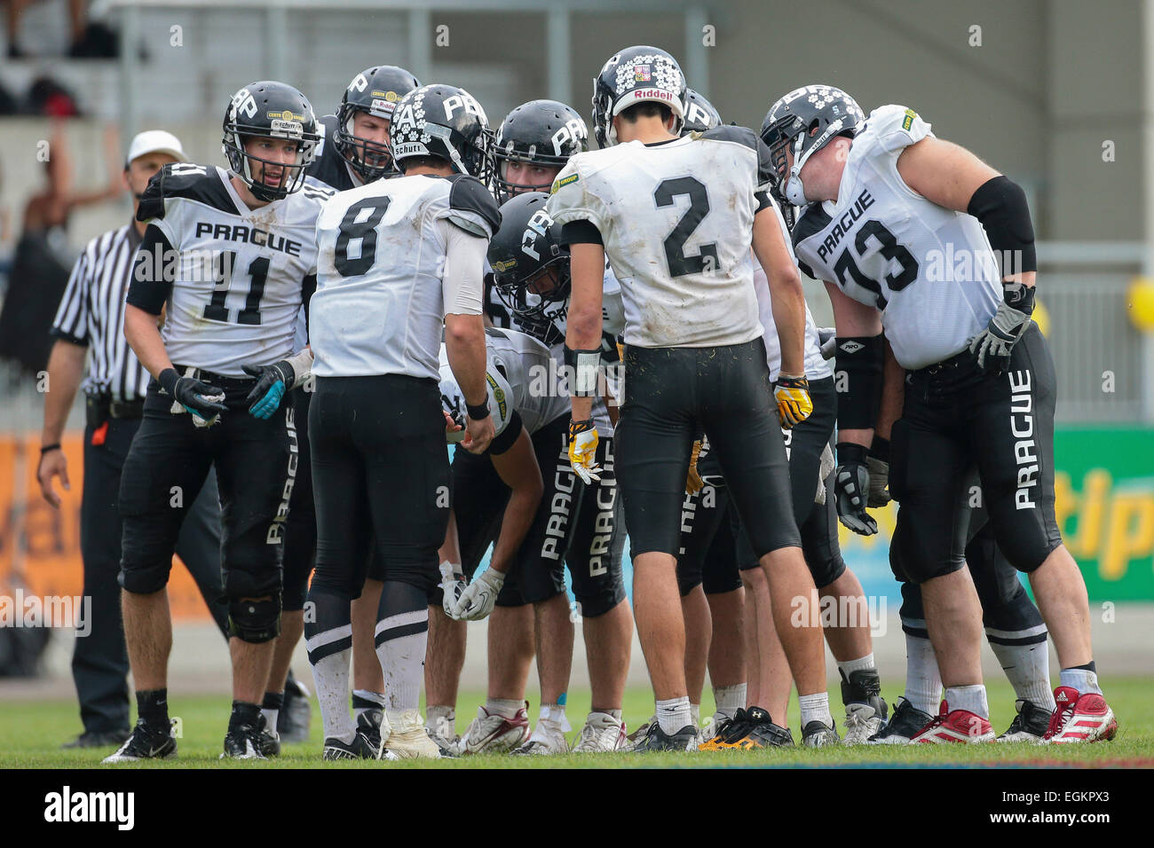 VIENNA, Austria - 13 luglio 2014: Il team di Praga pantere stand in un huddle durante un austriaco Football League. Foto Stock