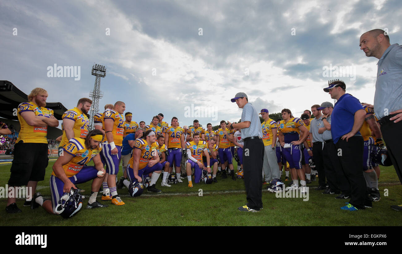 VIENNA, Austria - 13 luglio 2014: Head Coach Chris Calaycay (Vikings) parla al suo compagno di squadra dopo un austriaco Football League. Foto Stock