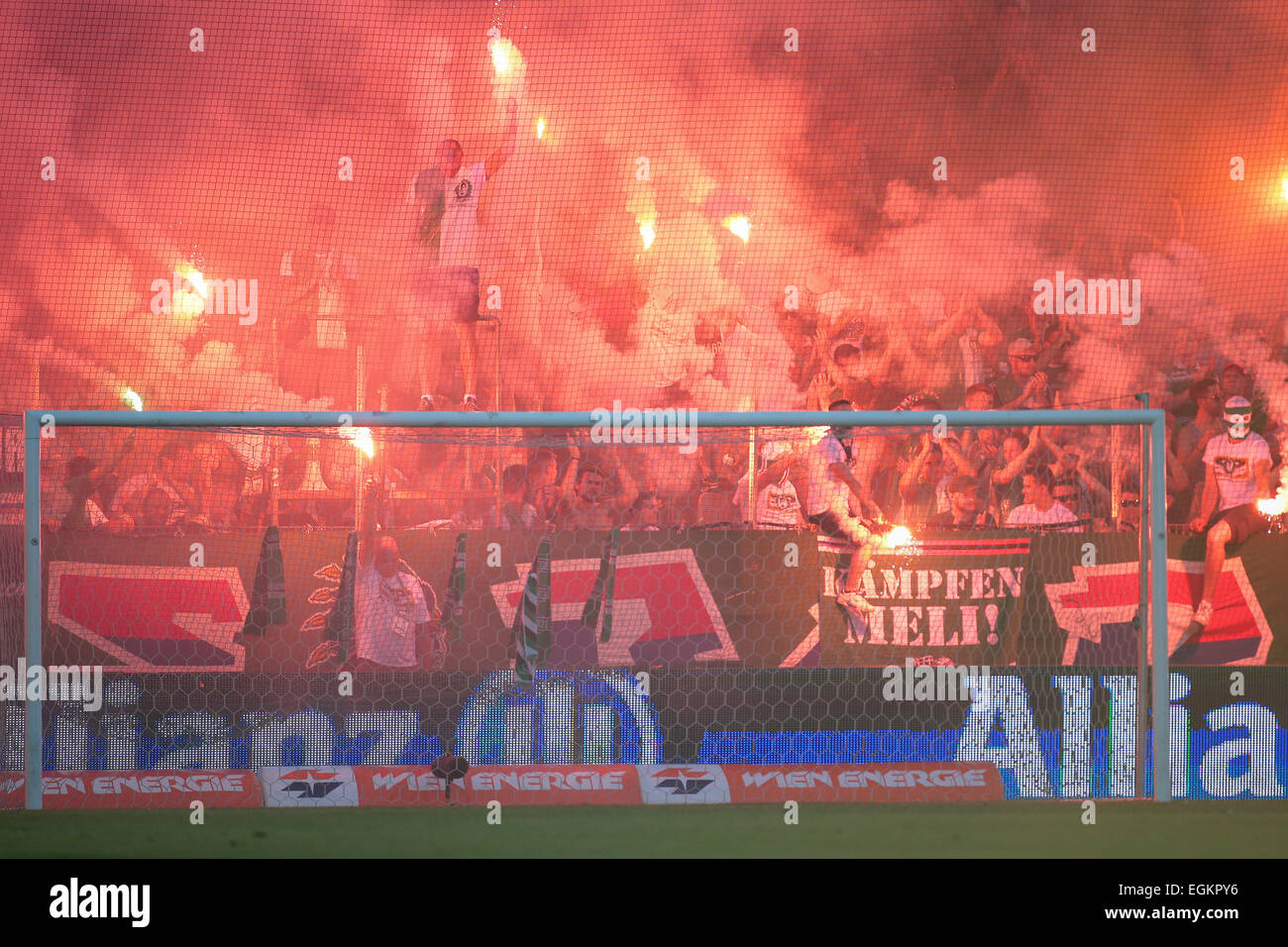 VIENNA, Austria - luglio 6, 2014: i fan del SK Rapid celebrare la finale di Gerhard Hanappi Stadium. Foto Stock