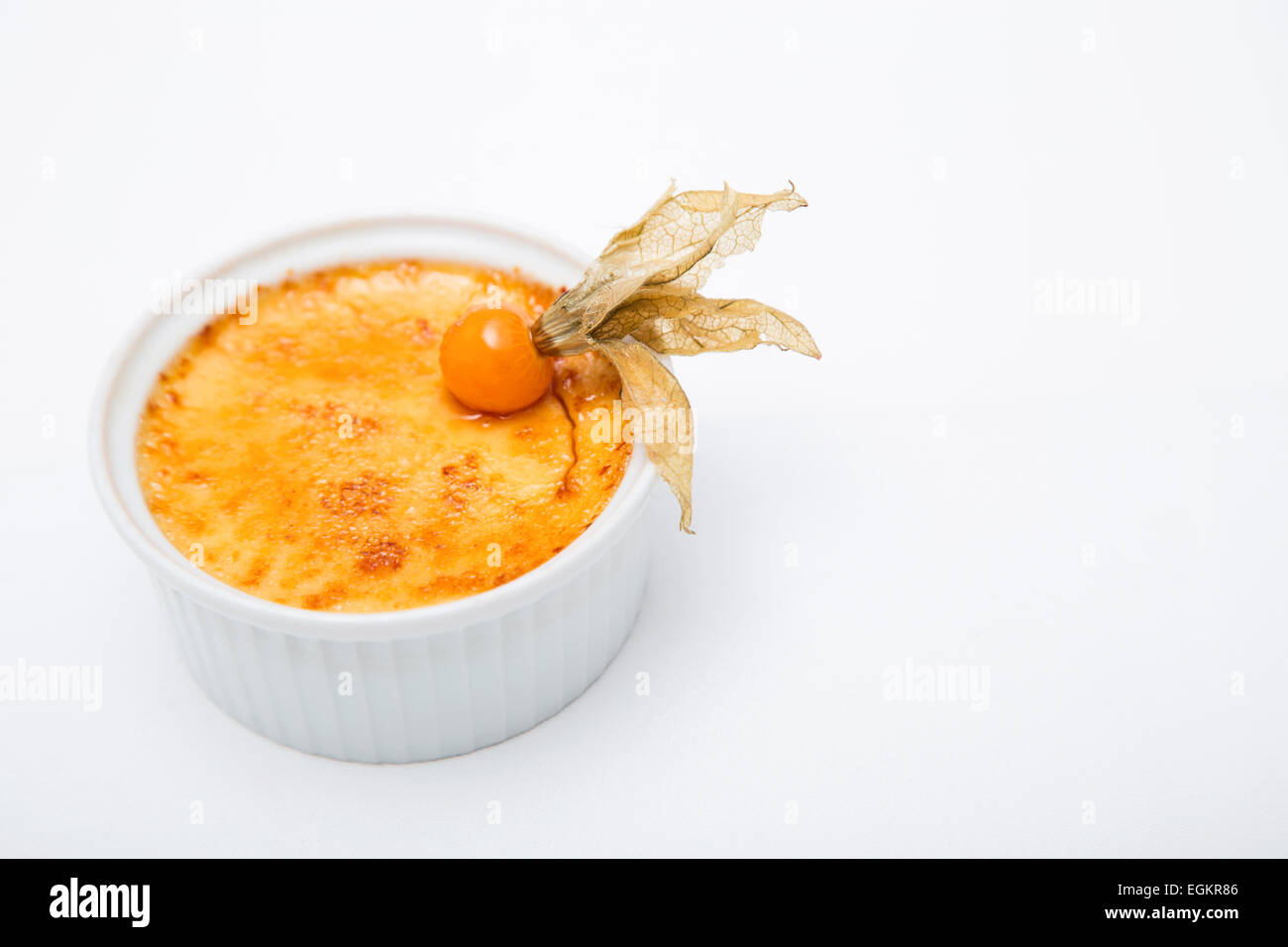 Creme brulee isolati su sfondo bianco Foto Stock