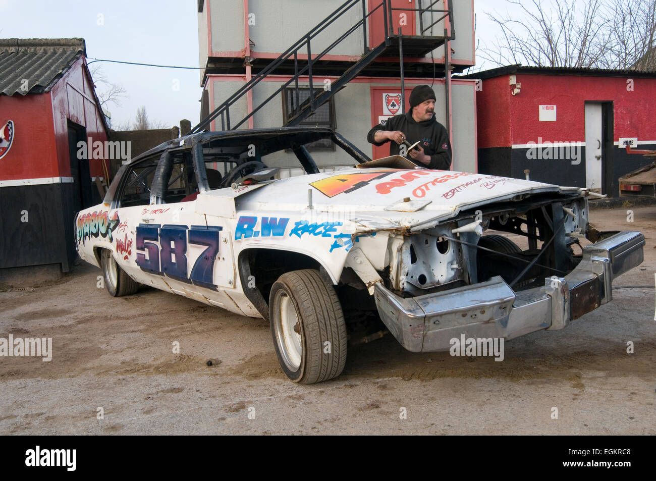 Vecchio fracassato fino Cadillac a una demo di distruzione derby derbies banger gara racing gare rottami indesiderata american grandi crash si è schiantato Foto Stock