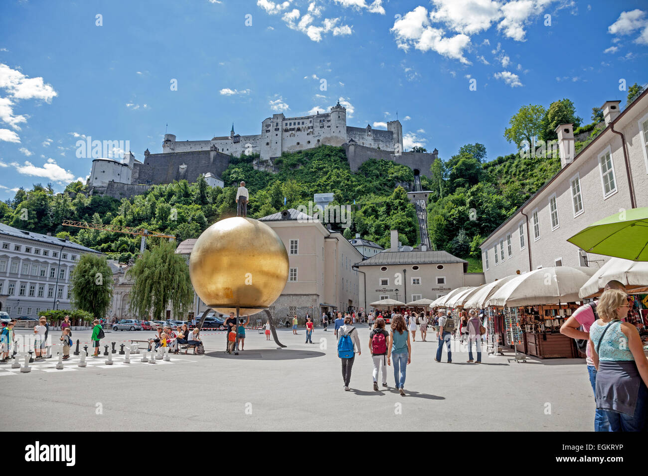 Piazza Kapitelplatz, sfera gialla scultura e Castello di Salzburg Salzburg Austria Foto Stock