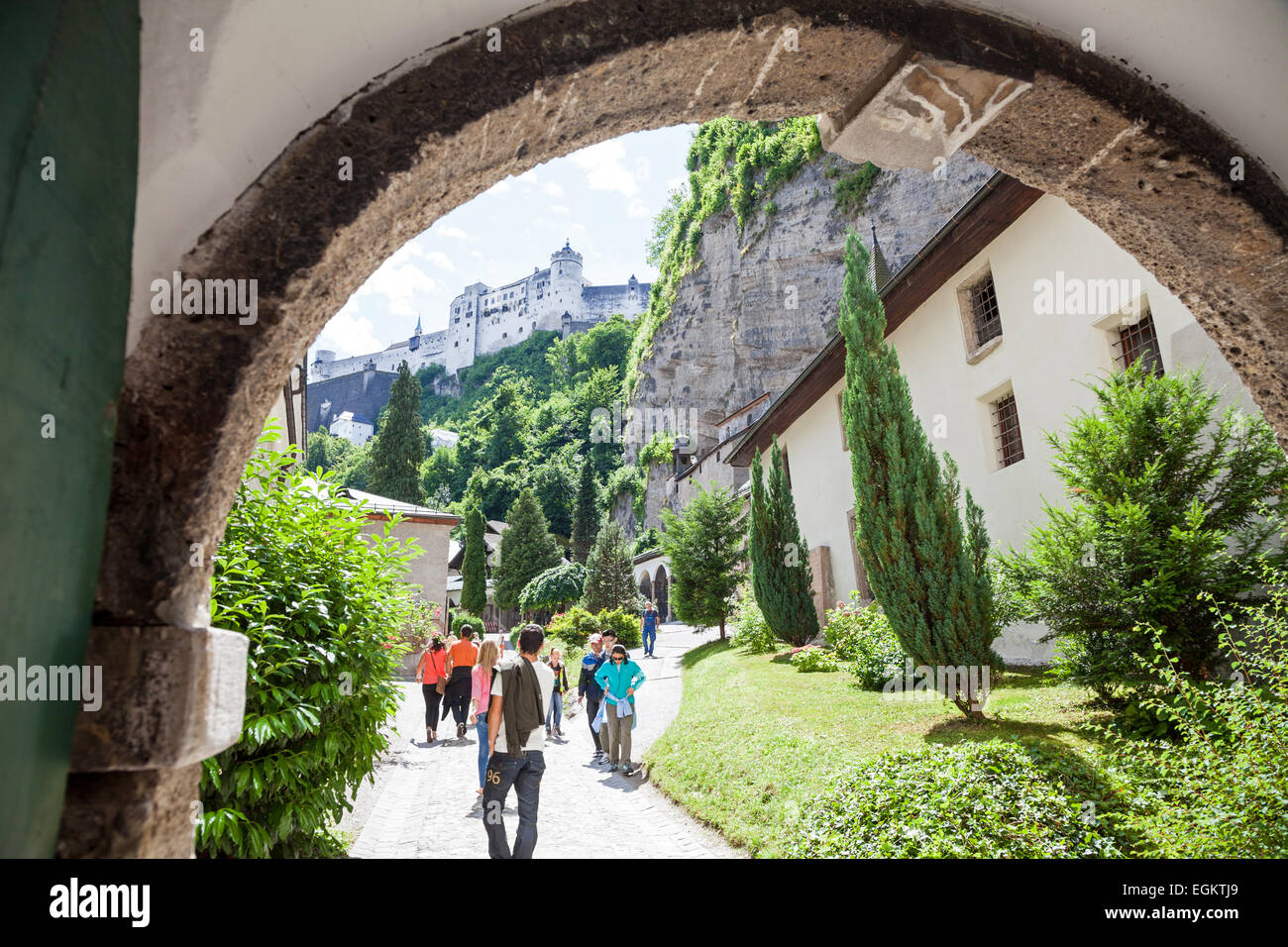 Vista del castello di Salisburgo attraverso un arco nel Cimitero di St. Peter Salzburg Austria Foto Stock