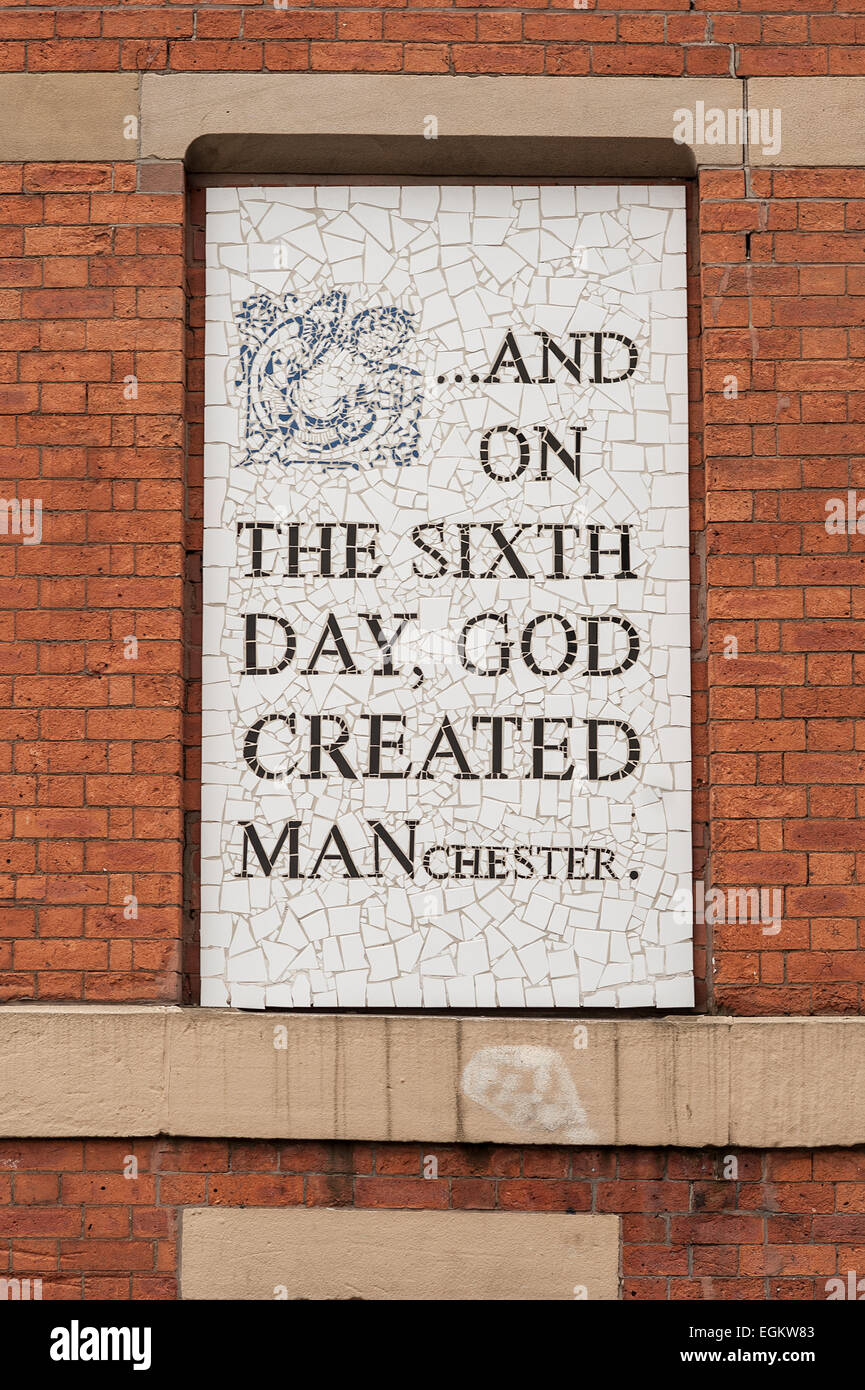 E IL SESTO GIORNO DIO creò Manchester. Mosaico di Mark Kennedy su Afflecks Palace. Northern Quarter. Manchester. Foto Stock