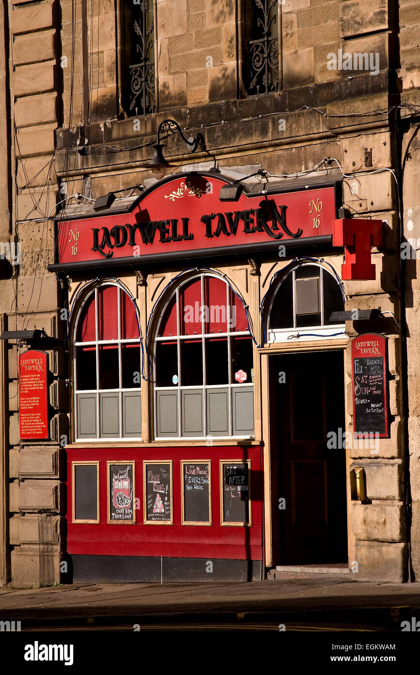 Il 1876 Ladywell taverna si trova a 16 Victoria Road, Dundee, Regno Unito Foto Stock