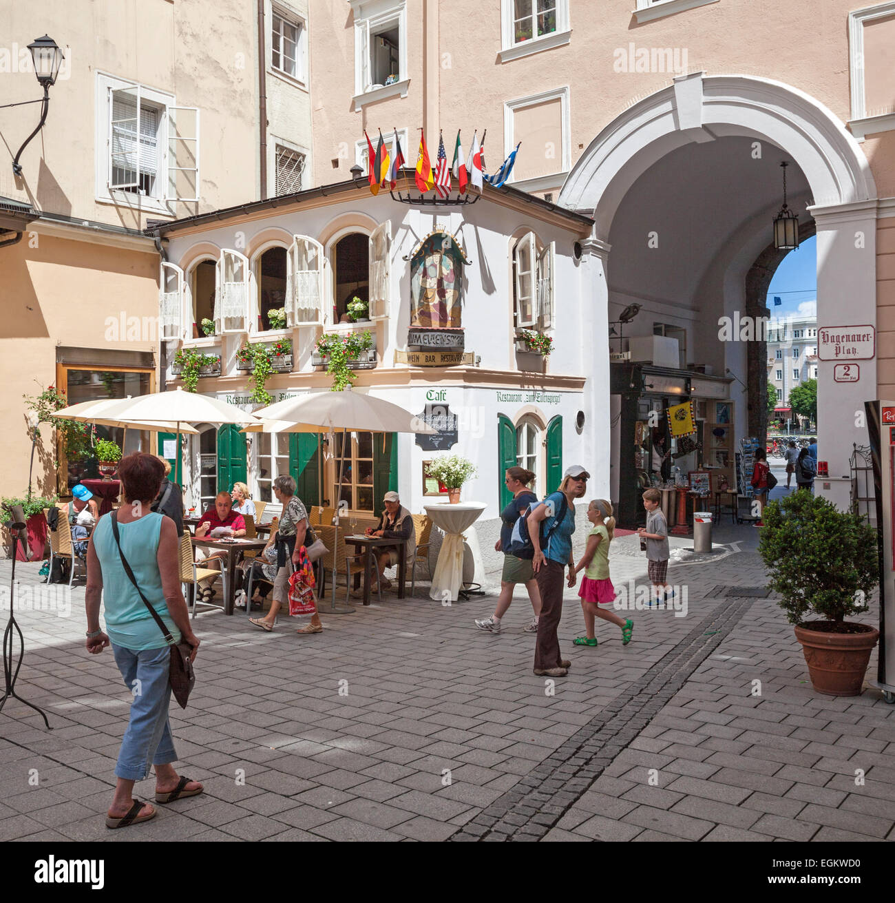 Un raffinato bar nella città vecchia di Salisburgo in Austria Foto Stock