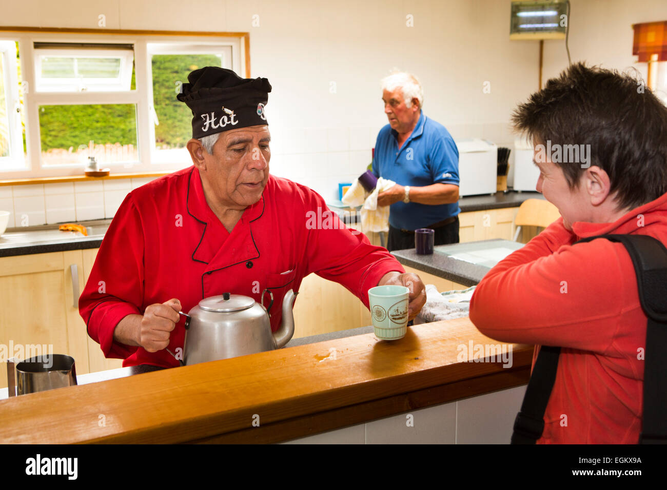 Atlantico Sud, Falklands, Isola di carcassa, McGill's house, visitatore di essere servito tazza di tè Foto Stock