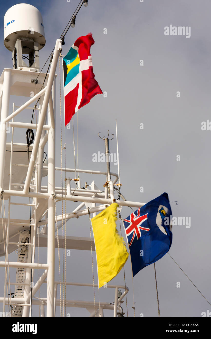 Atlantico Sud, spedizione nave battenti Isole Falkland Isole delle Bahamas, e bandiere di quarantena Foto Stock
