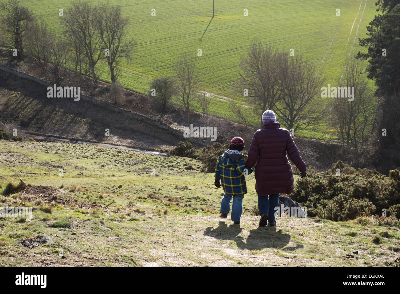 Madre e Figlio camminando per Berwick diritto, North Berwick Foto Stock