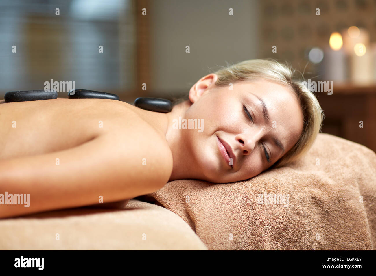 Close up di donna con massaggio hot stone a spa Foto Stock