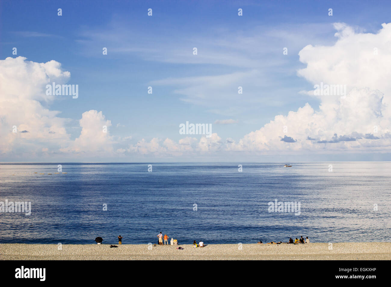 Mare tropicale ocean blue sky soffici nuvole cumulus Foto Stock