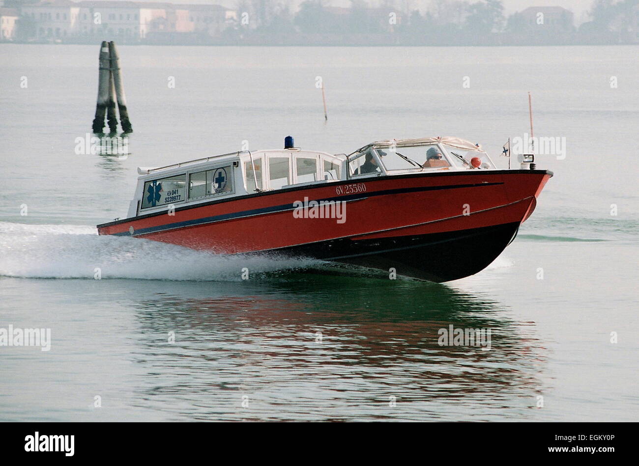 AJAXNETPHOTO. Marzo 2004. Venezia, Italia - Acqua velocità ambulanza attraverso la laguna. Foto:JONATHAN EASTLAND/AJAX REF:51011 32A4289 Foto Stock