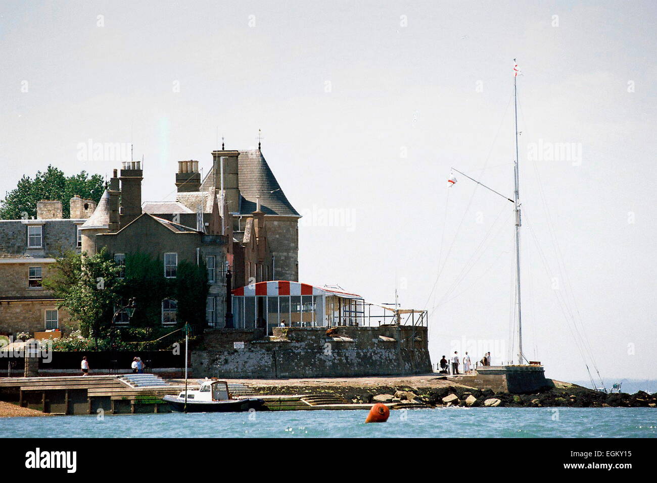 AJAXNETPHOTO - COWES, Isola di Wight in Inghilterra. - YACHTING MECCA - il Royal Yacht Squadron. Foto:JONATHAN EASTLAND/AJAX REF:553602_8 Foto Stock