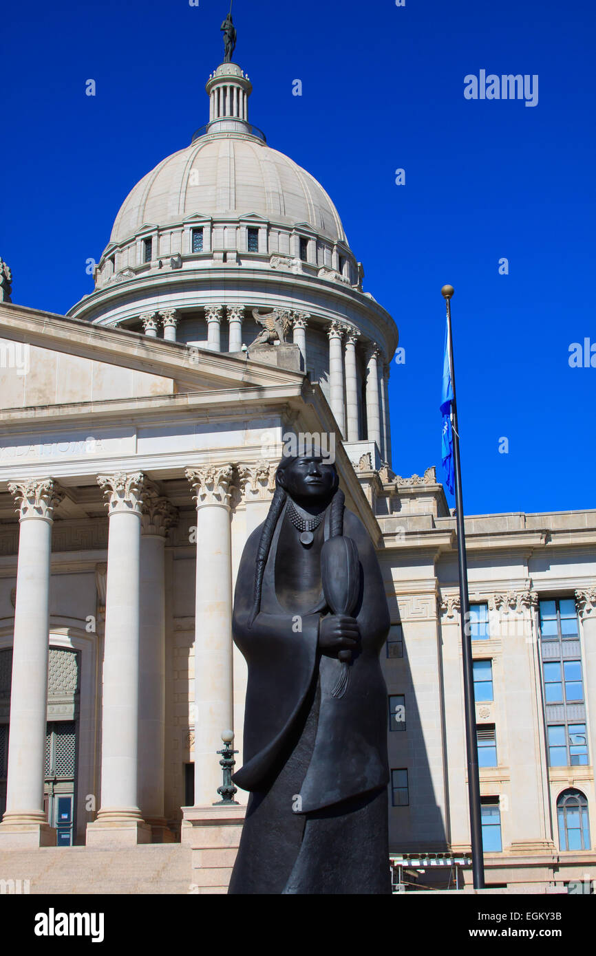 La Oklahoma State Capitol ingresso sud tra cui Apache Allan Hauser della statua "Fintanto che le acque di flusso'. Foto Stock