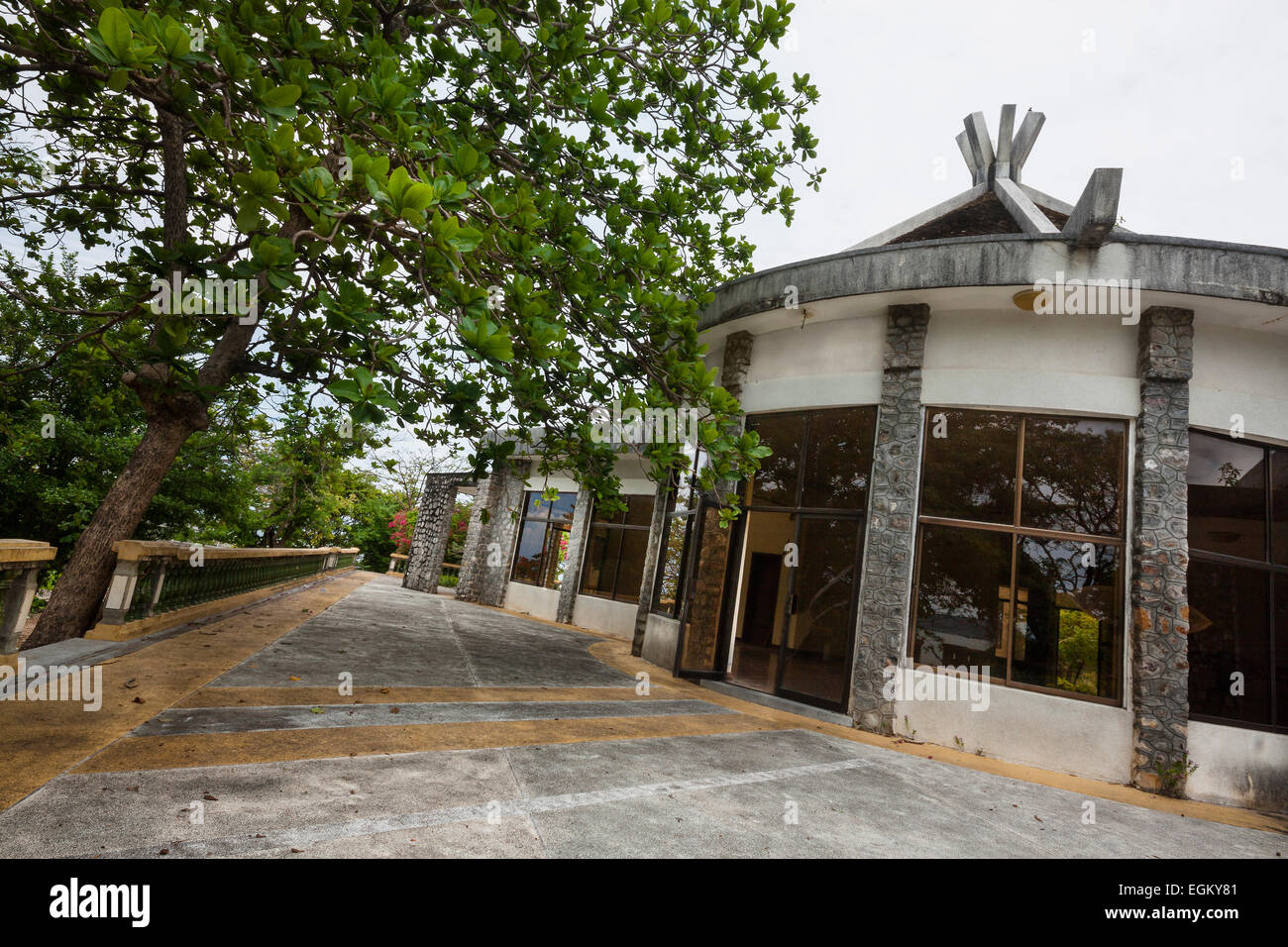 Ex re Sihanouk's mansion sulla sommità della collina in Kep, Cambogia. Foto Stock