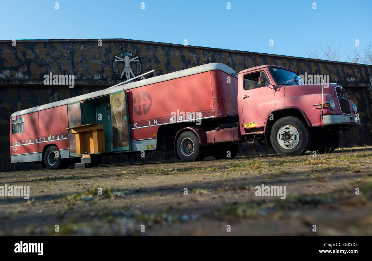 Werneuchen, Germania. 26 Febbraio, 2015. Il cosiddetto vintage 'cappella' carrello di pastore belga Werenfried van Straaten sorge nella parte anteriore del velivolo di un hangar in Werneuchen, Germania, 26 febbraio 2015. van Straaten fondata la carità "Kirche in Not' (Aiuto alla Chiesa che Soffre) nel 1947 per il supporto di profughi tedeschi. La carità ha girato con la sua 35 cosiddetta 'cappella carrello' attraverso la Germania il trasporto di beni tra il 1950 e il 1970. Il carrello è stato consegnato al 'Tedesco Fondazione Federale Volo, espulsione, di riconciliazione". Foto: Patrick Pleul/dpa/Alamy Live News Foto Stock