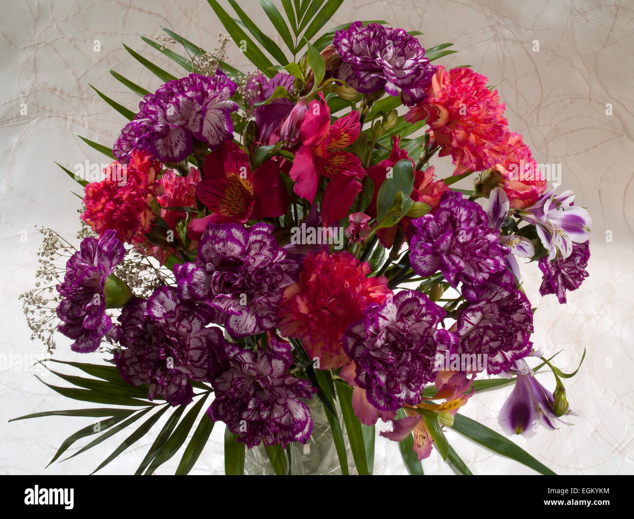 Bouquet di rose rosse e garofani.(Dianthus), (Pxoenix roebelenii). (Astroemeria).sfondo grigio chiaro , orizzontali Foto Stock