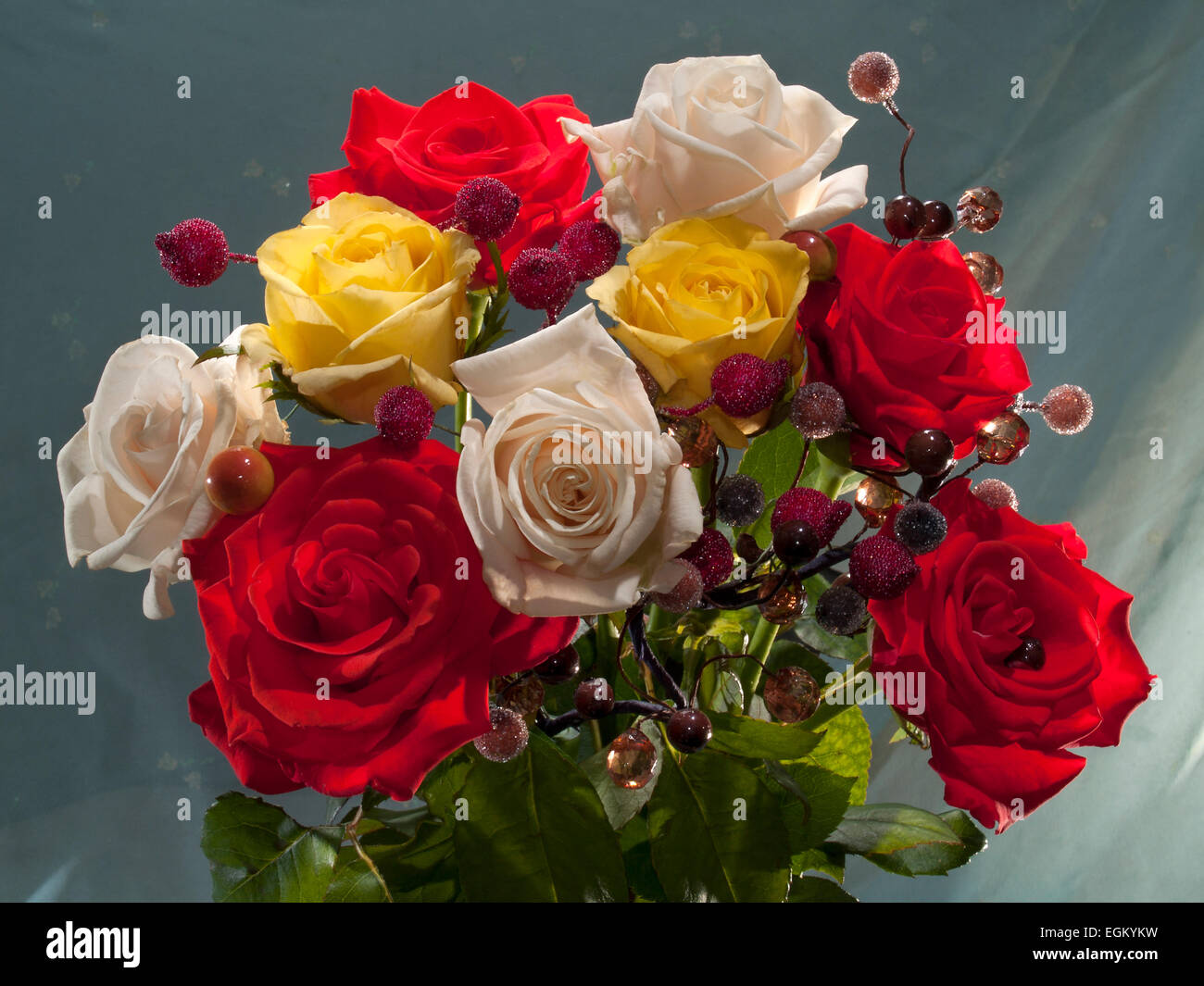 Bouquet di rose differenti.(rosa).sfondo grigio scuro , orizzontali Foto Stock