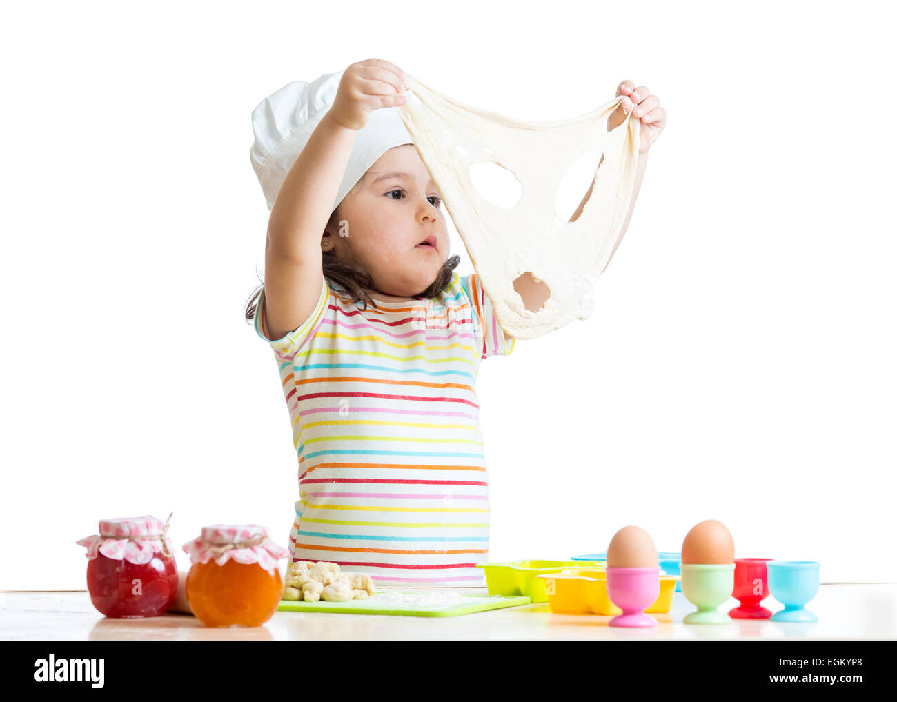 Bambino ragazza che gioca con la pasta e la farina Foto Stock