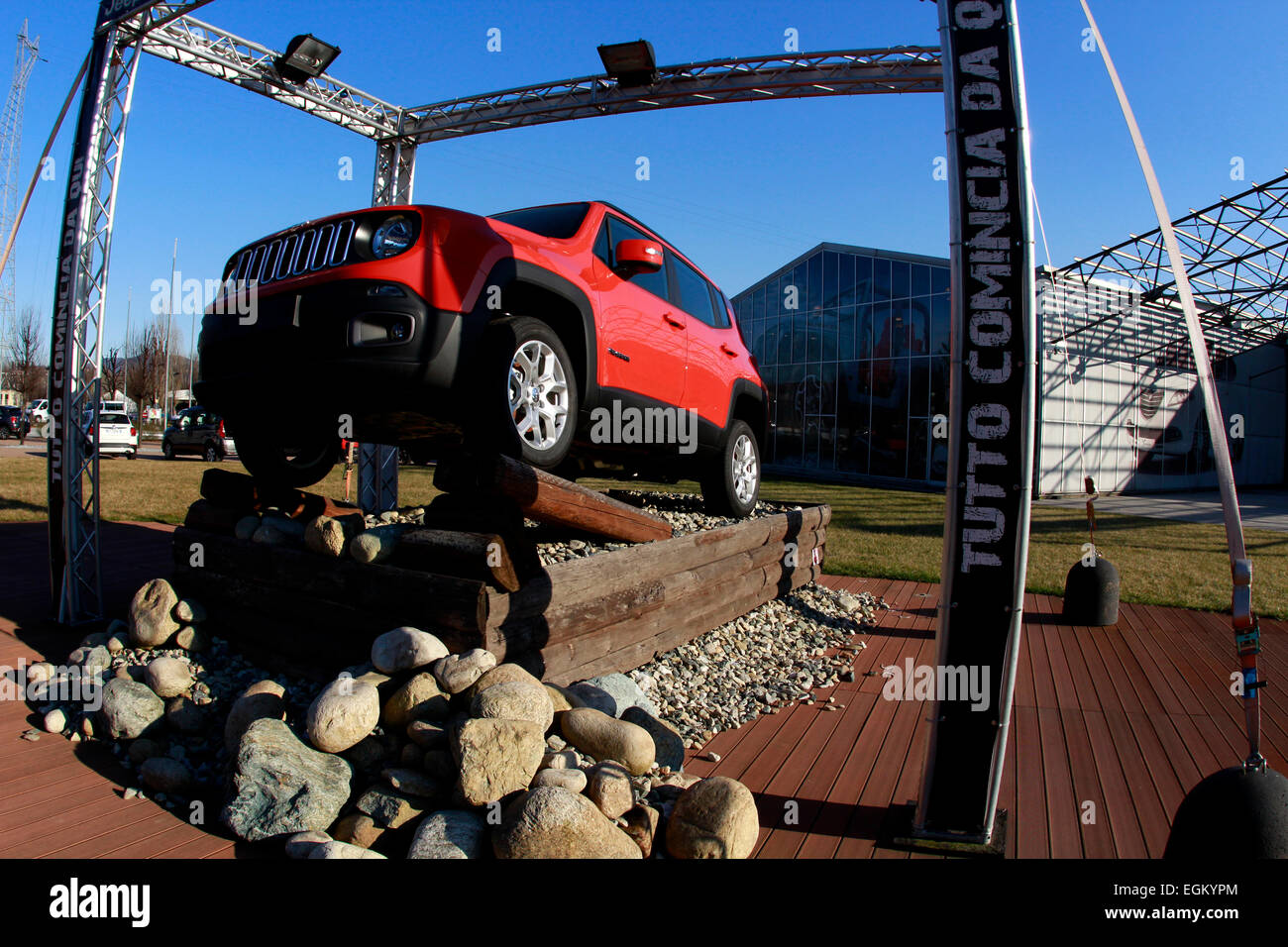 Nuova vettura dalla Fiat, la jeep Renegade 4X4, al di fuori della zona di Mirafiori Motorvillage di Torino (Italia). 2015 Foto Stock