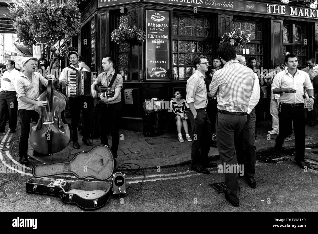 Musicisti di strada eseguire al di fuori del mercato Porter Pub, London Bridge, Londra, Inghilterra Foto Stock