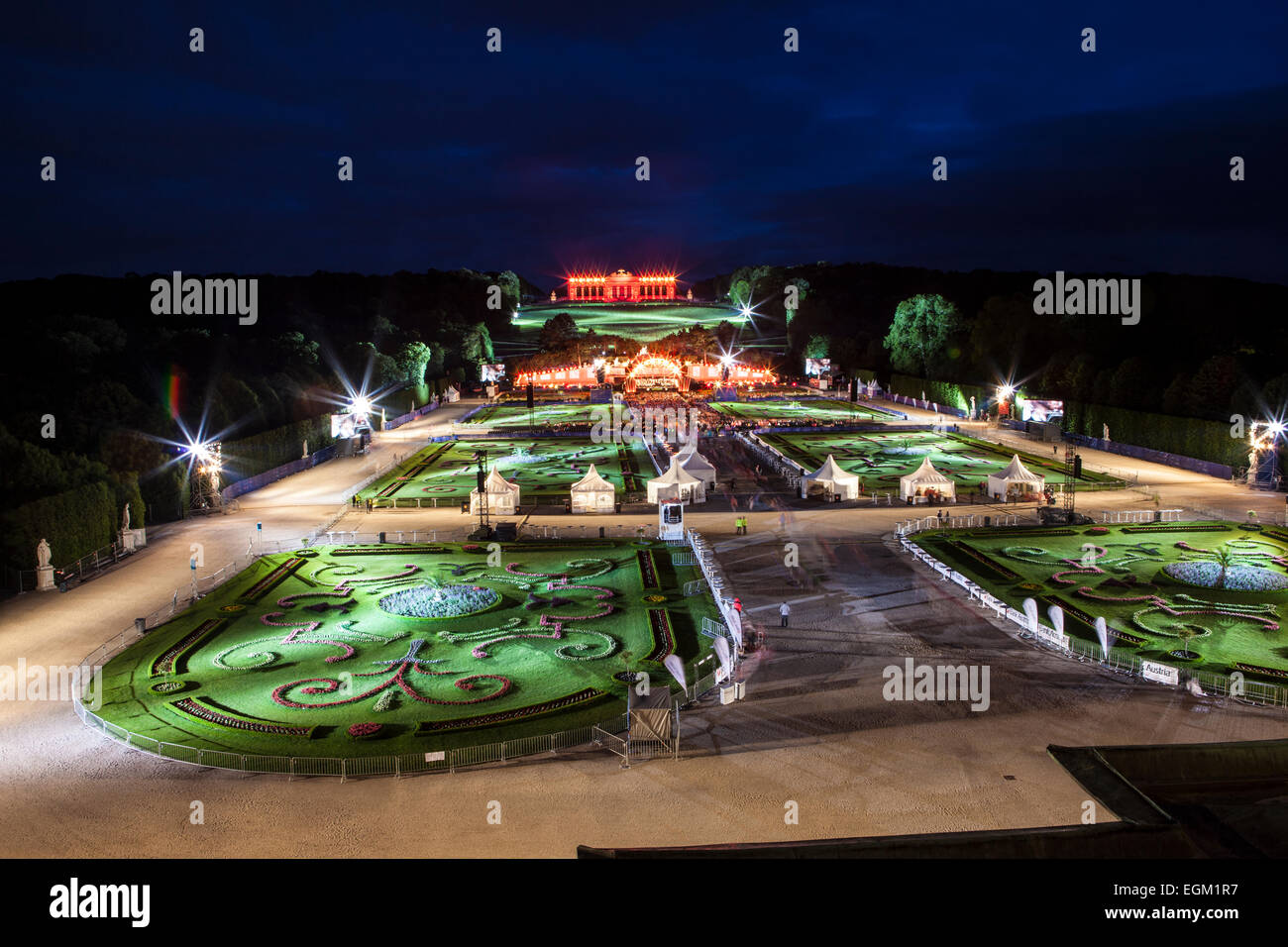 Vista la notte estiva concerto della Orchestra Filarmonica di Vienna dal Castello di Schoenbrunn di notte Foto Stock