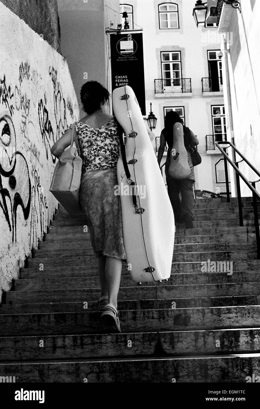 AJAXNETPHOTO. LISBONA, PORTOGALLO. - CARICO PESANTE - SCALINATA NEL CENTRO STORICO DELLA CITTÀ - ESCADINHAS DO SANTO ESPIRITO DA PEDREIRA. FOTO: JONATHAN EASTLAND/AJAX RIF:72606 54116BW 21 Foto Stock