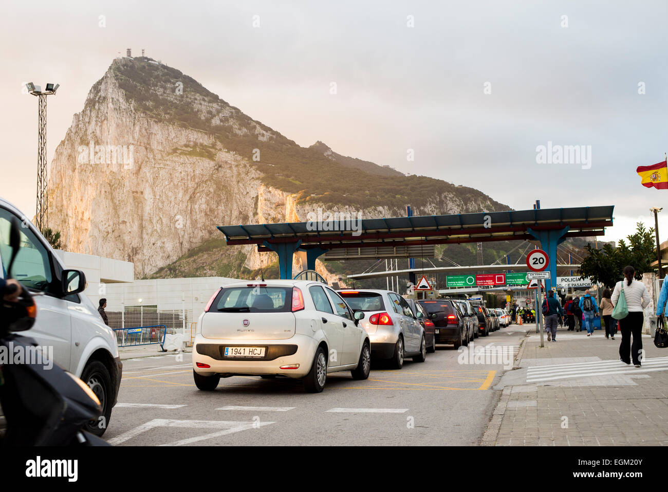 La Linea de la Concepcion, Spagna, 23 febbraio , 2015: code di veicoli in dogana per entrare in Gibilterra da La Linea de la Concp Foto Stock