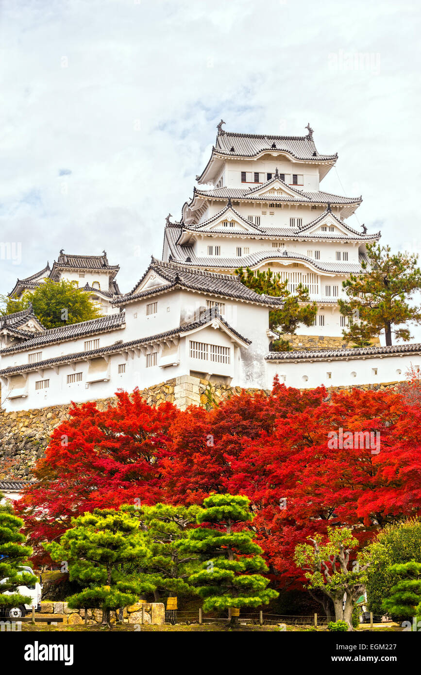 Il castello di Himeji, chiamato anche airone bianco Castello, nella stagione autunnale, Giappone. Foto Stock