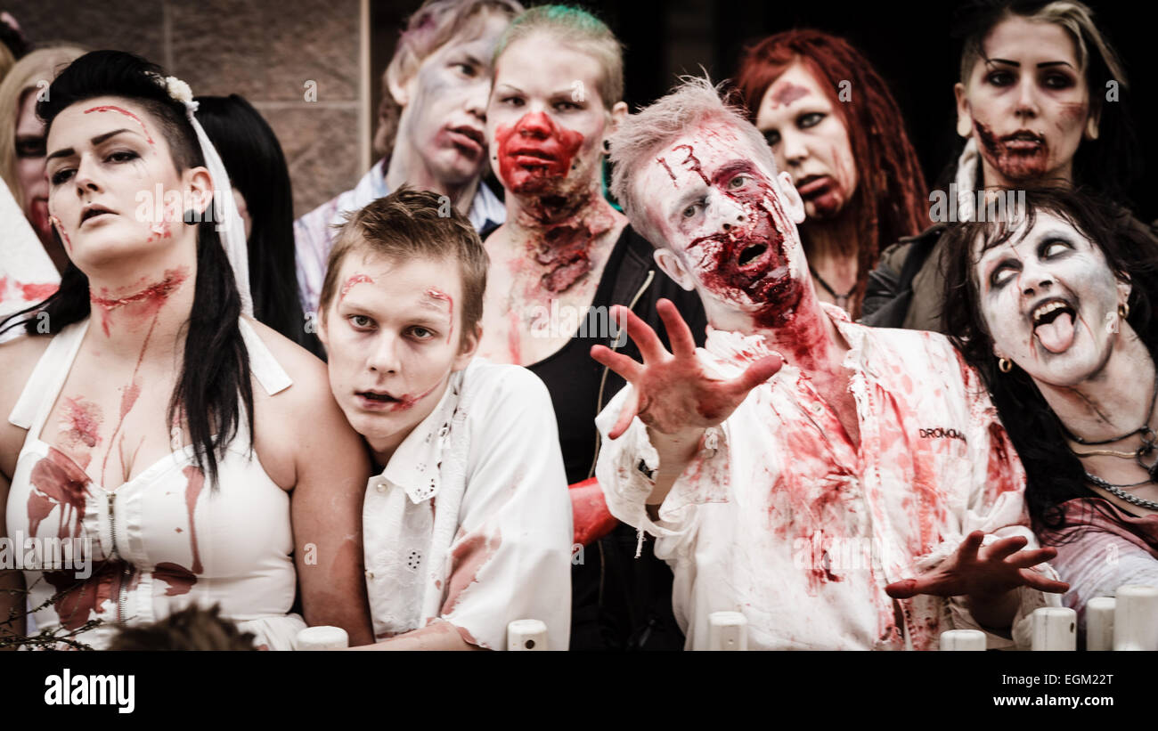 Scary zombie evento a piedi nel centro della città di Hämeenlinna in Finlandia. Foto Stock