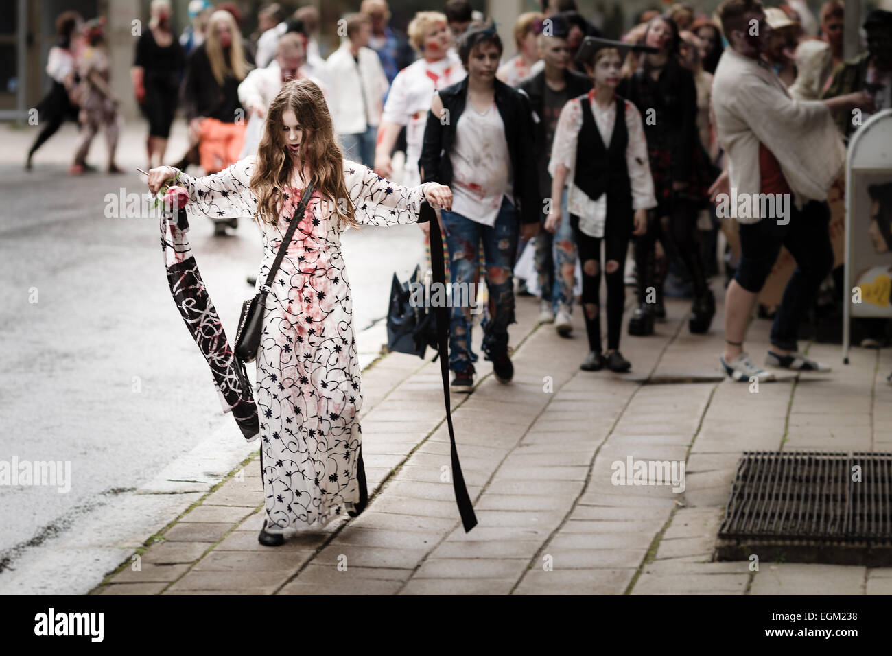 Scary zombie evento a piedi nel centro della città di Hämeenlinna in Finlandia. Foto Stock