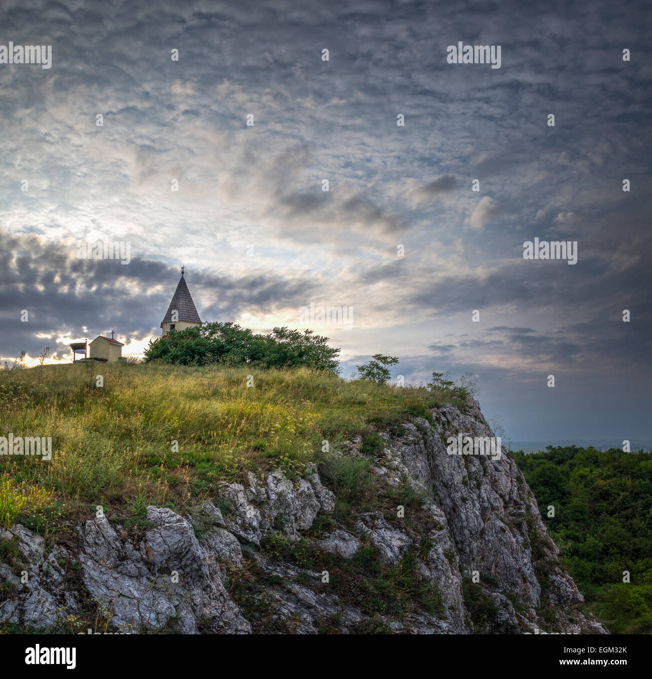 Il calvario sulla collina rocciosa di sera Foto Stock