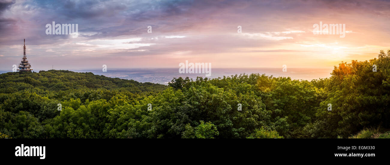 TV e trasmettitore GSM al tramonto sulla montagna di Zobor, Nitra Slovacchia Foto Stock