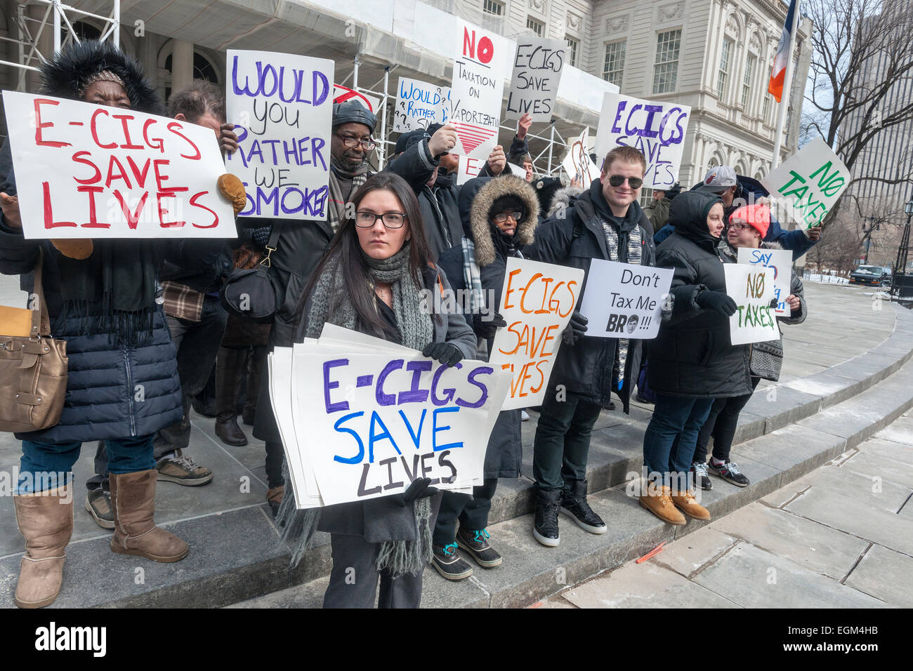 Sigaretta elettronica degli avvocati da Newyorkesi per fumatori più intelligente alternative (Nissa) e i sostenitori di raccogliere al City Hall di New York il giovedì, 26 febbraio 2015 per protestare contro i tentativi da parte dello Stato di New York di imporre tasse e regolamenti sulle sigarette elettroniche. Gli attivisti ritengono che le sigarette elettroniche sono un prodotto totalmente differente dal tabacco e opporsi a un divieto di uso interno ed eccessiva imposizione fiscale. L'alternativa al fumo rilascia vapore acqueo ed è pubblicizzato come più sicuri, essendo il tabacco-libero. (© Richard B. Levine) Foto Stock