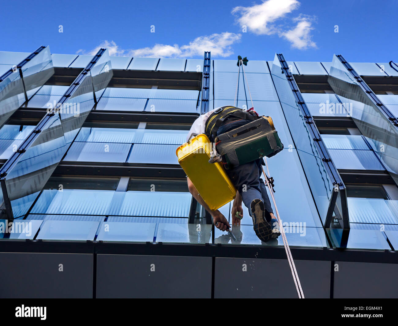 Climber di windows per il lavaggio e la facciata in vetro del grattacielo Foto Stock