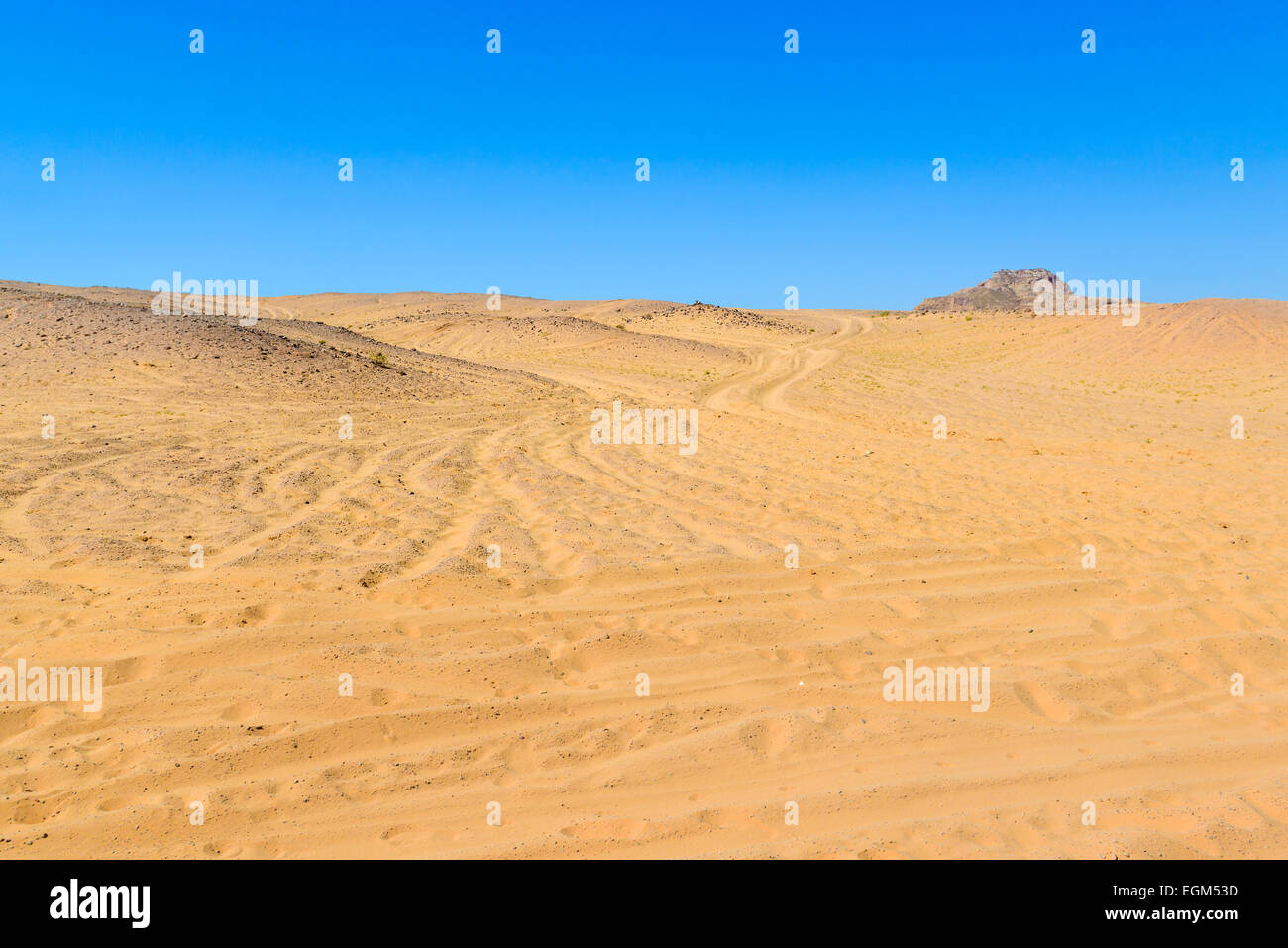Jeep i sentieri che conducono al Canyon Colorato in Sinai, Egitto. Canyon Colorato è una formazione rocciosa ed essiccato riverbed sulla penisola del Sinai Foto Stock