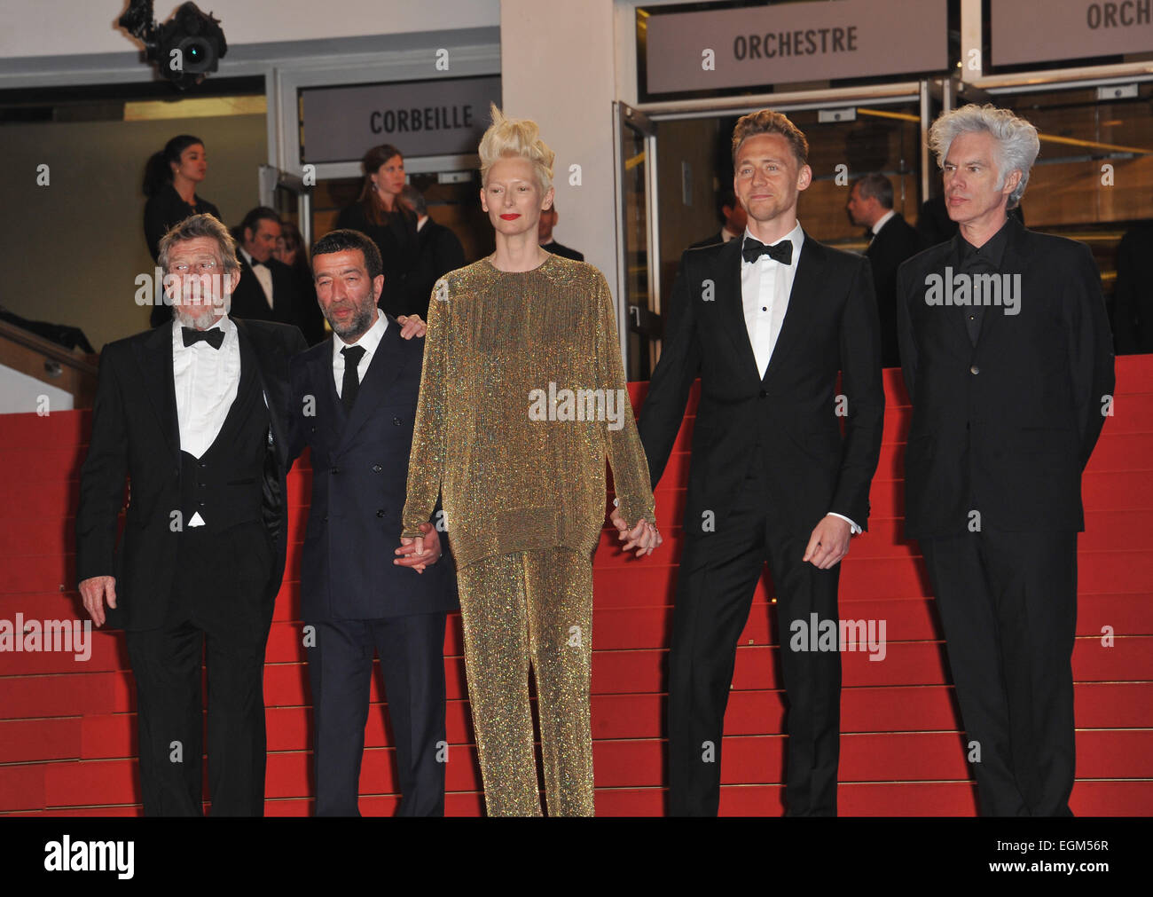 CANNES, Francia - 25 Maggio 2013: John Hurt, Slimane Dazi, Tom Hiddleston, Jim Jarmusch & Tilda Swinton al gala premiere al 66° Festival di Cannes per il loro film "Solo gli amanti rimasto vivo". Foto Stock