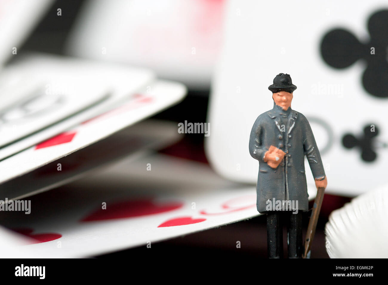 Una miniatura del modello in scala figura in piedi tra un set di carte da gioco. Foto Stock
