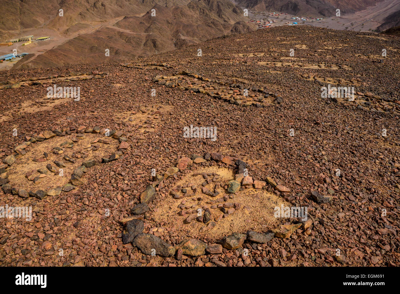 Scritti effettuati dai turisti sulla sommità delle colline vicino a Taba Heights Holiday resort sul Mar Rosso nella penisola del Sinai, Egitto Foto Stock